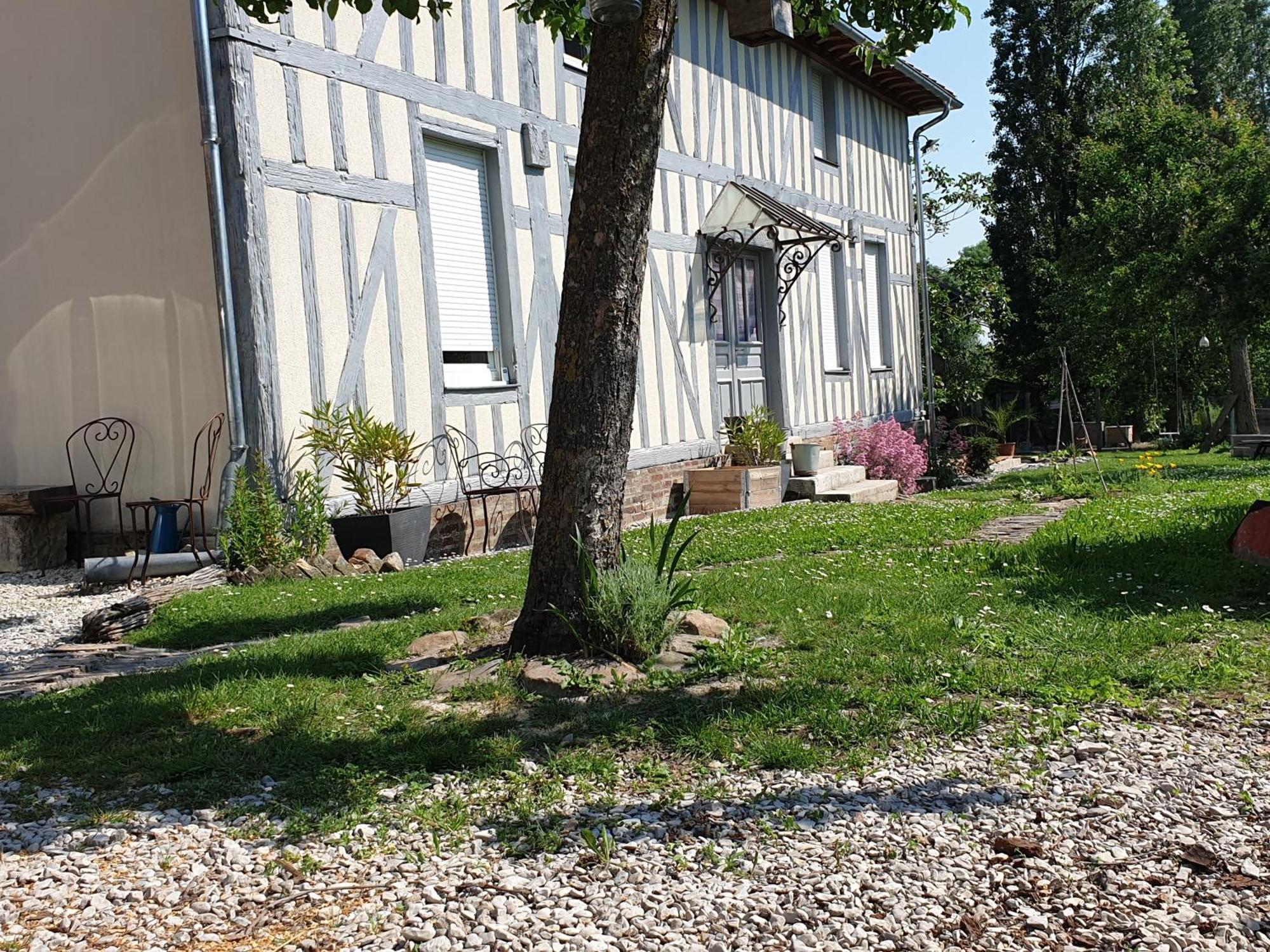 Bed and Breakfast Sous Les Toits à Dosches Extérieur photo